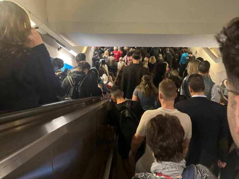 Μετρό Συντάγματος: Ενεργοποιήθηκε το πρωτόκολλο ασφαλείας λόγω του συνωστισμού