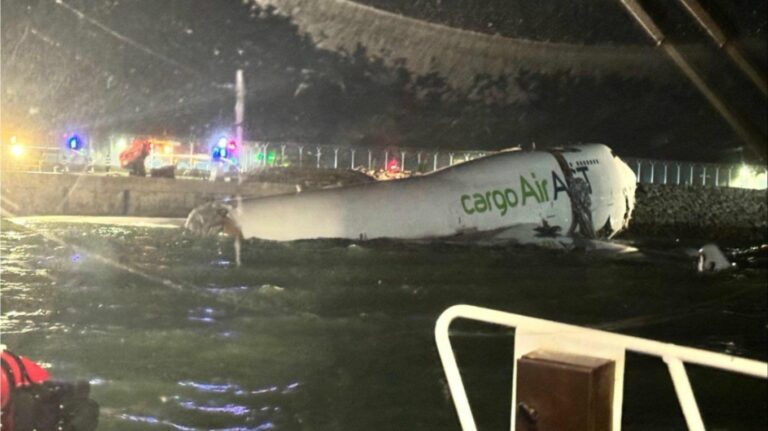 Χονγκ Κονγκ: Boeing 747 της Emirates κομματιάστηκε μετά την συντριβή του στη θάλασσα – Νεκροί δύο επιβάτες