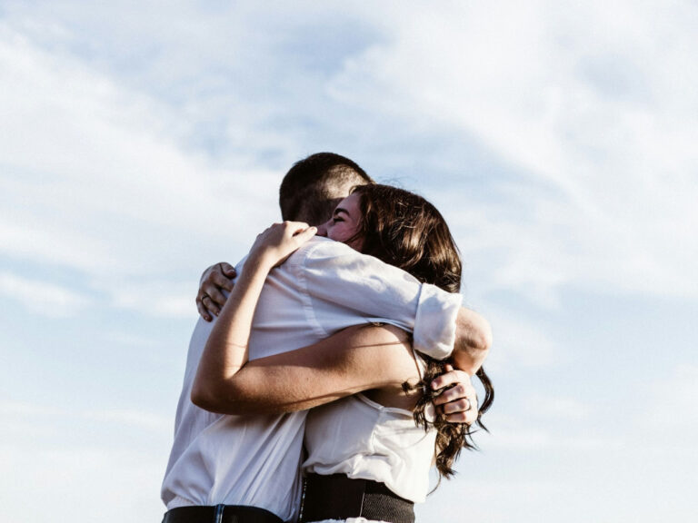 Αγκαλιά από απόσταση: Έμπλαστρο μεταδίδει αισθήσεις αφής μέσω διαδικτύου