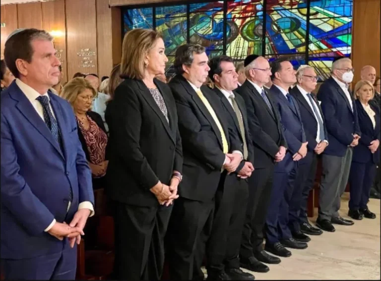 Με κιπά ο Καιρίδης στη Συναγωγή μαζί με επιτελείο Υπουργών και βουλευτών της ΝΔ!