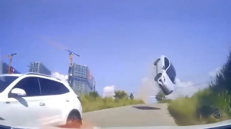 Κίνα: H στιγμή που ηλεκτρικό αυτοκίνητο «απογειώνεται» 4 μέτρα πάνω από το έδαφος!