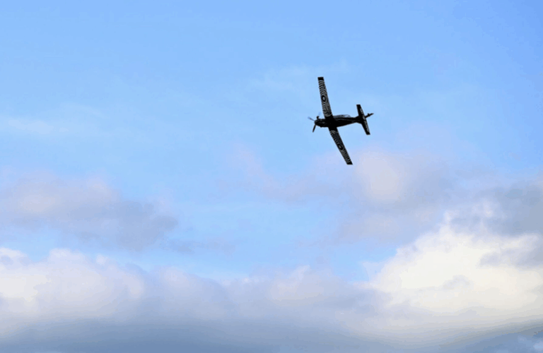 Έπεσε εκπαιδευτικό αεροσκάφος στο Τατόι – Δύο τραυματίες