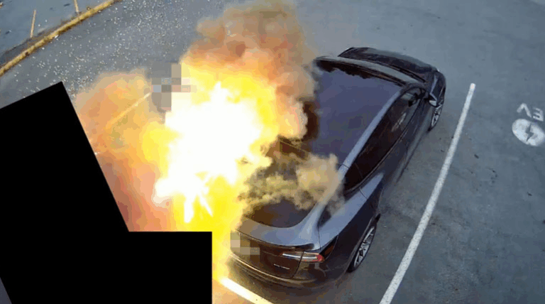 Η στιγμή που ταχυφορτιστής EV εκρήγνυται την ώρα που ο οδηγός συνδέει το αυτοκίνητο