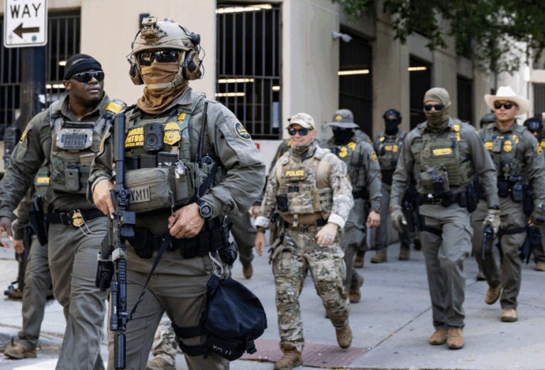 Ντόναλντ Τραμπ: Ενεργοποιεί 300 μέλη της Εθνοφρουράς του Ιλινόις για την προστασία ομοσπονδιακών υπηρεσιών