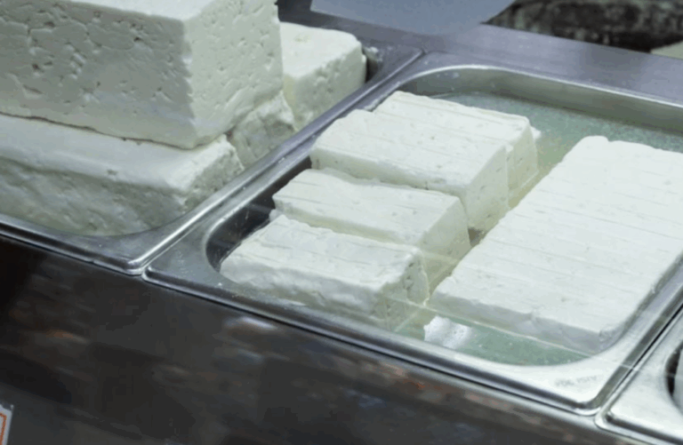 Οι επιπτώσεις από την «απάτη» της ευλογιάς: Εξαντλούνται τα αποθέματα γάλακτος – Συναγερμός για τη φέτα