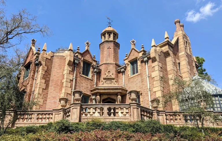 Τραγωδία στη Disneyland: Γυναίκα πέθανε μετά τη βόλτα στο Haunted Mansion