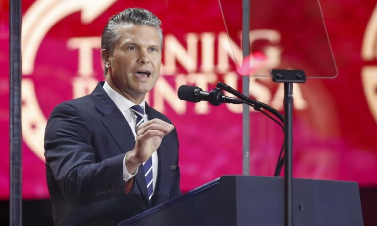 Ρωγμή στο αεροσκάφος που μετέφερε τον Πιτ Χέγκσεθ – Αναγκαστική προσγείωση στο Ηνωμένο Βασίλειο