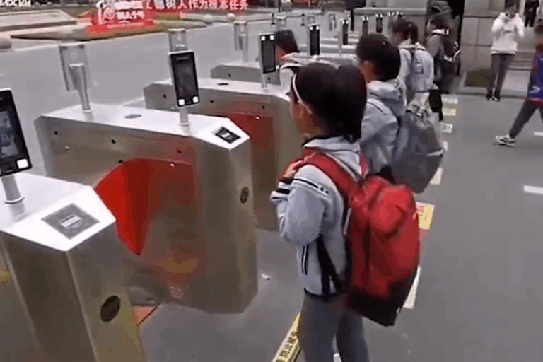 Όλα τα άρρωστα πειράματα ξεκινούν από εκεί – Μαθητές στην Κίνα δεν μπορούν να μπουν ή να βγουν από το σχολείο χωρίς αναγνώριση προσώπου!