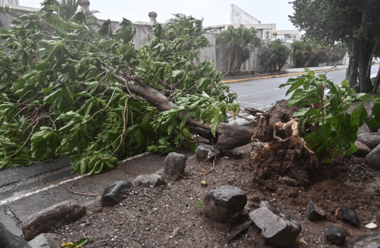 Ο τυφώνας Μελίσσα πλησιάζει την Κούβα με ανέμους 210 χλμ/ώρα – Μετράει τις πληγές της η Τζαμάικα