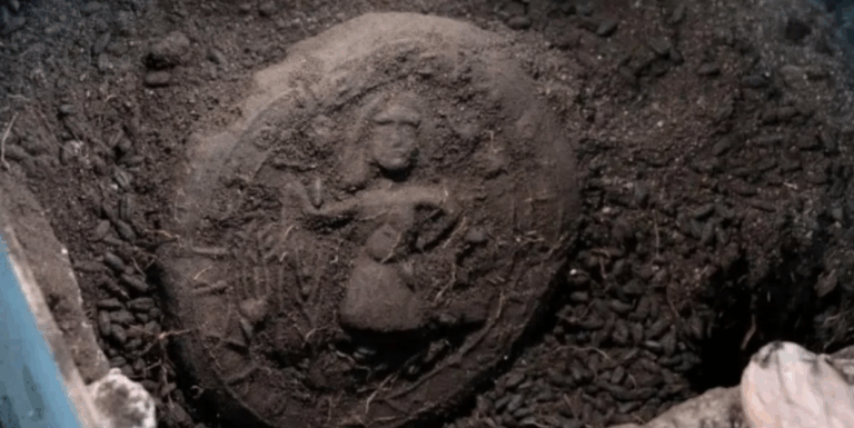 Βρέθηκε καμένο ψωμί 1.300 ετών με εικόνα του Χριστού και ελληνική επιγραφή στη νότια Τουρκία