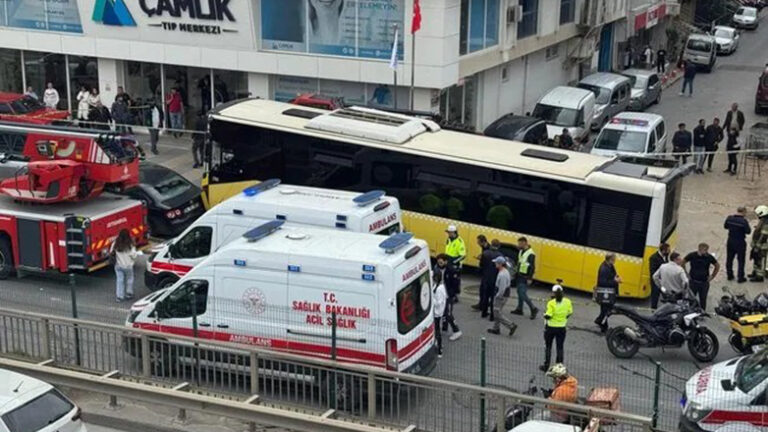 Κωνσταντινούπολη: Λεωφορείο έπεσε επάνω σε στάση – Ένας νεκρός και 4 τραυματίες