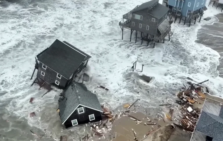 Συγκλονιστικό βίντεο με σπίτια που τα «καταπίνει» ο ωκεανός στη Βόρεια Καρολίνα
