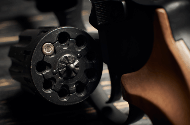 Η οικογένεια μιας κοπέλας απήγαγε και ανάγκασε 18χρονο να παίξει «ρωσική ρουλέτα» για να τη χωρίσει