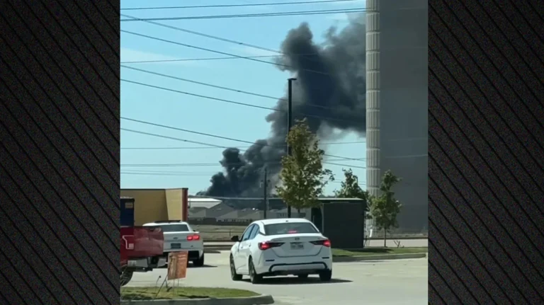 Συντριβή μονοκινητήριου αεροπλάνου στο Τέξας – Έπεσε πάνω σε σταθμευμένα φορτηγά και ξέσπασε φωτιά, δείτε βίντεο