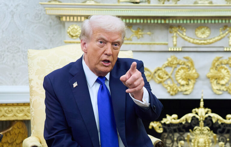 Ο Τραμπ ζήτησε να φυλακιστούν ο δήμαρχος του Σικάγο και ο κυβερνήτης του Ιλινόι