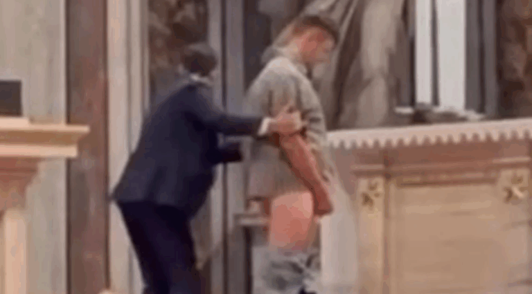 Σοκ στο Βατικανό: Ούρησε μέσα στη Βασιλική του Αγίου Πέτρου, επάνω στην Αγία Τράπεζα