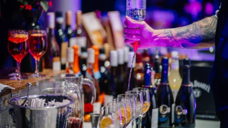 Δεκαεξάχρονη βρέθηκε νεκρή έξω από μαγαζί στο Γκάζι μετά από κατανάλωση αλκοόλ