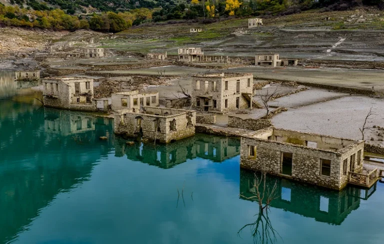 Νέες εικόνες από τη λίμνη του Μόρνου: Στην επιφάνεια το χωριό «φάντασμα», επειδή λιγοστεύει το νερό