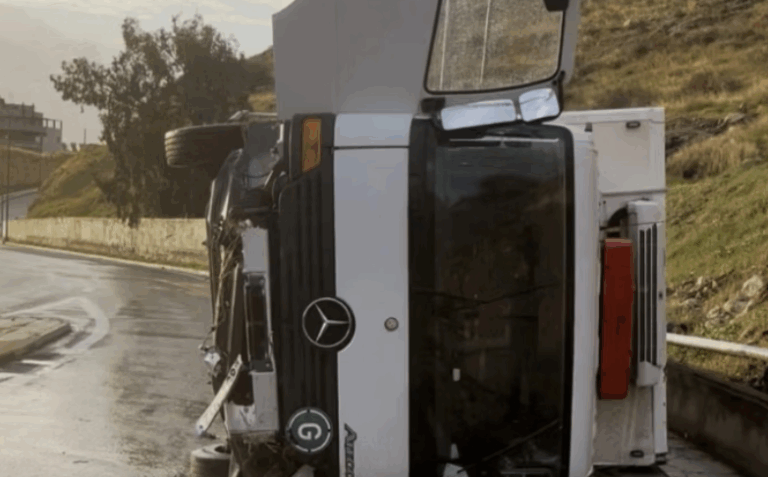 Θανατηφόρο τροχαίο στο Κερατσίνι: Ανατροπή φορτηγού – Νεκρή η 54χρονη μητέρα του οδηγού