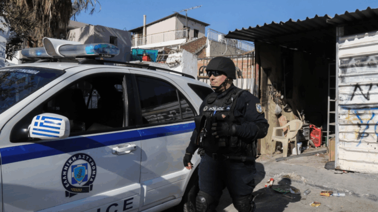 Από αύριο ξεκινάει η 24ωρη παρουσία αστυνομικών σε 25 περιοχές με Ρομά – Προσλαμβάνονται και 50 διαμεσολαβητές