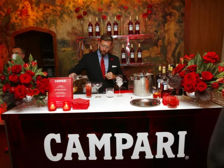 Πικρό κοκτέιλ: «Βουτιά» της μετοχής της Campari μετά την κατάσχεση μετοχών €1,3 δισ.