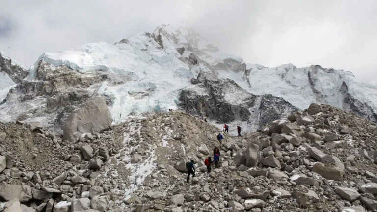 Μυστηριώδες «κενό» εντοπίστηκε κάτω από τα Ιμαλάια – Καταρρέουν αρχαία τεκτονικά στρώματα