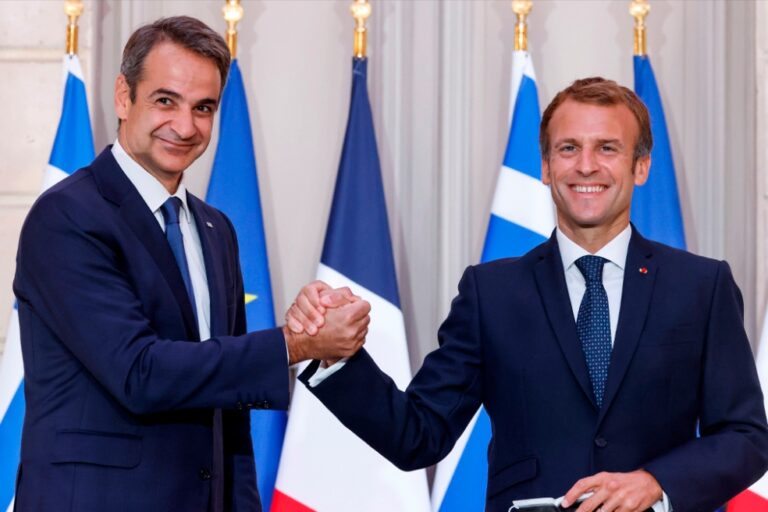 Σώζουμε το πολιτικό τομάρι του ζιγκολό Μακρόν πληρώνοντας νωρίτερα δάνειο του 2010! Ο Μητσοτάκης φορτώνει φόρους στον λαό για χάρη της… γαλλικής οικονομίας