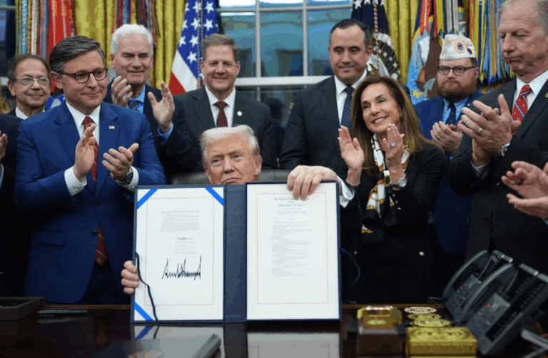 Τέλος το μακροβιότερο shutdown στις ΗΠΑ – Ο Τραμπ υπέγραψε το νομοσχέδιο για την επαναλειτουργία της κυβέρνησης