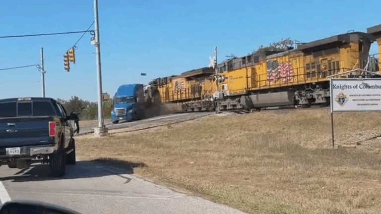 Βίντεο: Νταλίκα που μετέφερε οχήματα «κόλλησε» στις ράγες και συγκρούστηκε με τρένο στο Τέξας