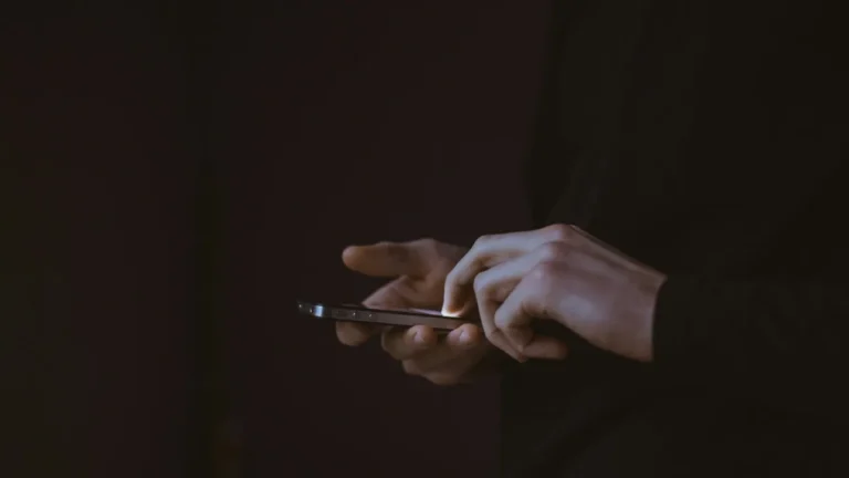 Ινδία: Εντολή για εφαρμογή στα κινητά που θα τα μπλοκάρει σε περίπτωση κλοπής – «Όχι» από Apple