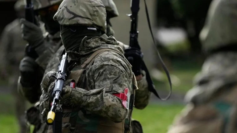 Ο αργηγός Ε.Δ. της Βρετανίας προειδοποιεί: «Οι γιοι και κόρες μας να είναι έτοιμοι να πολεμήσουν»