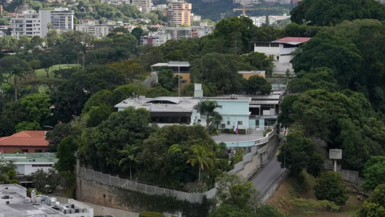 Διαψεύδει η Μόσχα ότι απομακρύνει προσωπικό από την πρεσβεία στη Βενεζουέλα – «Μη πέφτετε θύματα»