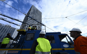 Τέλος εποχής: Ξεκίνησε το ξήλωμα των τρόλεϊ, αφαιρούν τα καλώδια στον Πειραιά