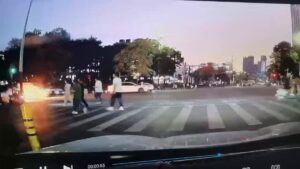 Ηλεκτρικό ποδήλατο στην Κίνα άρπαξε φωτιά και ο νεαρός αναβάτης «τυλίχθηκε» στις φλόγες