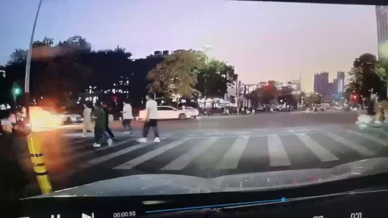 Ηλεκτρικό ποδήλατο στην Κίνα άρπαξε φωτιά και ο νεαρός αναβάτης «τυλίχθηκε» στις φλόγες