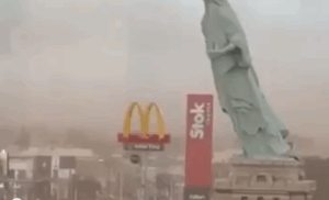 Bραζιλία: Η στιγμή που το «Άγαλμα της Ελευθερίας» ύψους 24 μέτρων στην Γκουαΐμπα «καταρρέει» λόγω ισχυρών ανέμων