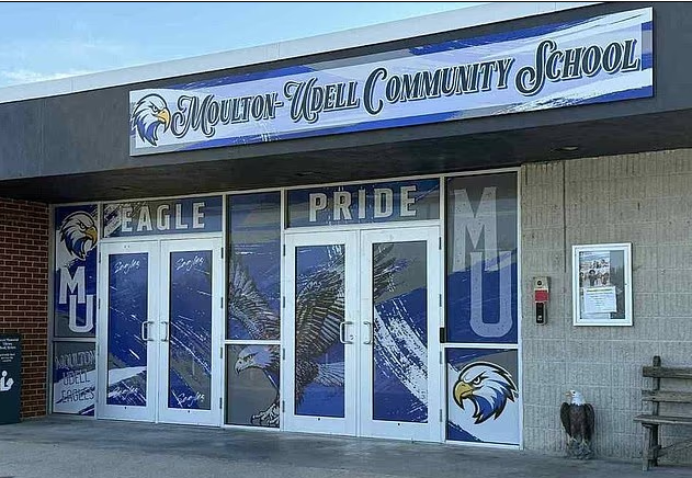 Στην Αϊόβα, η σχολική περιφέρεια Moulton-Udell ακύρωσε τα μαθήματα για δύο ημέρες και ανέστειλε αθλητικές εκδηλώσεις μετά από ένα «εξαιρετικά υψηλό ποσοστό» ασθενειών, που επηρέασε σχεδόν το 30% των μαθητών και του προσωπικού, και σάρωσε την κοινότητα.