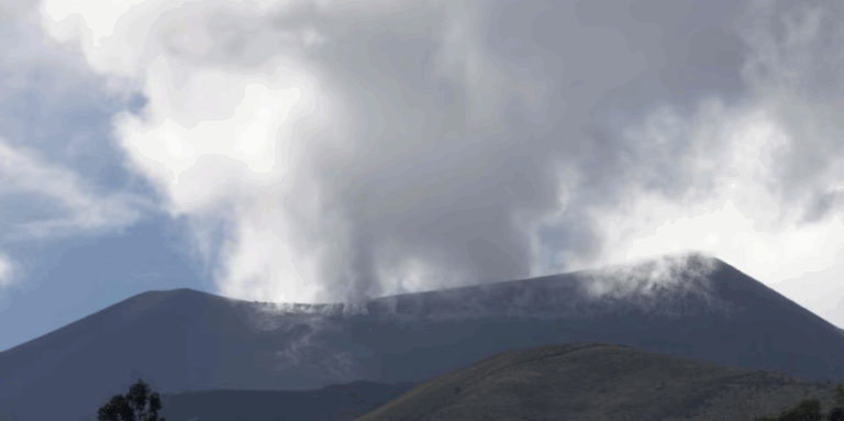 Σε επιφυλακή η νότια Κολομβία: «Βρυχάται» το ηφαίστειο Πουρασέ – Τέφρα «έπνιξε» χωριά
