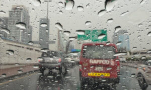 Υπό «πολιορκία» ισχυρών καταιγίδων το Ντουμπάι – Έκκληση για αποφυγή μετακινήσεων