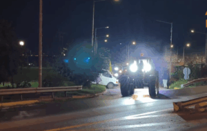 Μπλόκα των αγροτών: Έκλεισε η Υψηλή Γέφυρα Χαλκίδας, παραταγμένα τα τρακτέρ