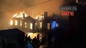 Ανήλιο Μετσόβου: Φωτιά σε τρία σπίτια – Ένας εγκαυματίας