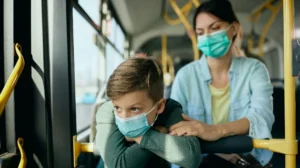 Εκρηκτική αύξηση κρουσμάτων γρίπης στη Βρετανία – Ξαναφορέστε μάσκες, λένε ειδικοί