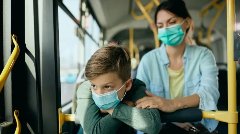 Εκρηκτική αύξηση κρουσμάτων γρίπης στη Βρετανία – Ξαναφορέστε μάσκες, λένε ειδικοί