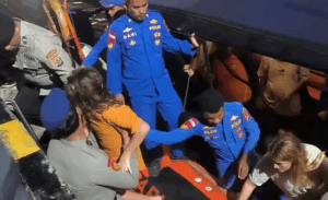 Ινδονησία: Βυθίστηκε τουριστικό πλοιάριο – Αγνοείται τετραμελής οικογένεια