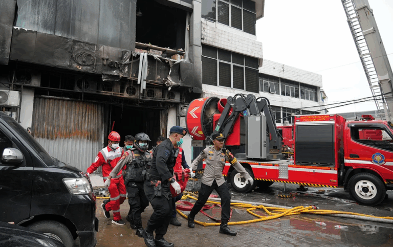 Φονική πυρκαγιά σε επταώροφο κτίριο στην Τζακάρτα – 17 νεκροί και άγνωστος αριθμός εγκλωβισμένων