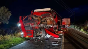 Σφοδρό τροχαίο με δύο νταλίκες και ένα αυτοκίνητο στην Αμφίκλεια με δύο τραυματίες, δείτε βίντεο και φωτογραφίες