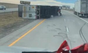 ΗΠΑ: Θηριώδεις ριπές ανέμων ανατρέπουν νταλίκα σε αυτοκινητόδρομο