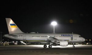 Πήγαν να βγάλουν τον Ζελένσκι απ’ την μέση; Άγνωστα στρατιωτικά drones περικύκλωσαν το αεροπλάνο του στο Δουβλίνο