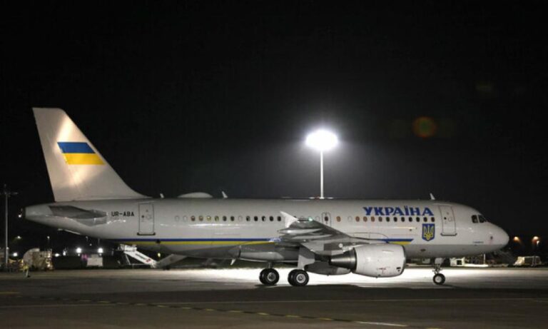 Πήγαν να βγάλουν τον Ζελένσκι απ’ την μέση; Άγνωστα στρατιωτικά drones περικύκλωσαν το αεροπλάνο του στο Δουβλίνο