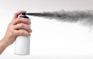 Έλιωσε το πρόσωπο μαθητή, όταν δοχείο αεροζόλ πήρε φωτιά και άναψαν τα ρούχα του